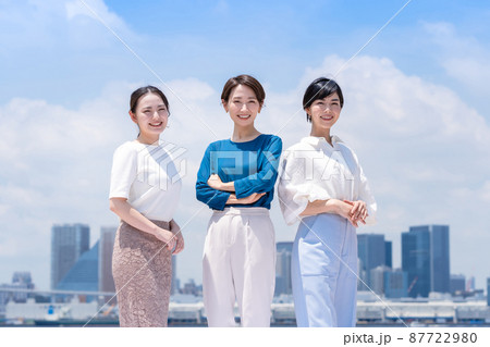 ビジネスイメージ　女性　青空　都会 87722980