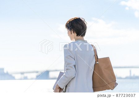 ビジネスパーソン　女性　後ろ姿 87723037