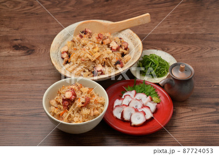 炊き込みご飯（タコ、蛸、たこの炊込みごはん）大葉千切り、タコのお刺身添え。 87724053