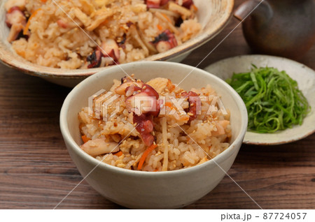 炊き込みご飯（タコ、蛸、たこの炊込みごはん）大葉千切り、タコのお刺身添え。 87724057