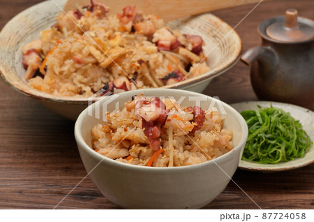 炊き込みご飯（タコ、蛸、たこの炊込みごはん）大葉千切り、タコのお刺身添え。 87724058