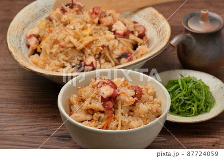 炊き込みご飯(タコ、蛸、たこの炊込みごはん)大葉千切り、タコのお刺身添え。 炊き込みご飯(タコ、蛸、たこの炊込みごはん)大葉千切り、タコのお刺身添え。 87724059