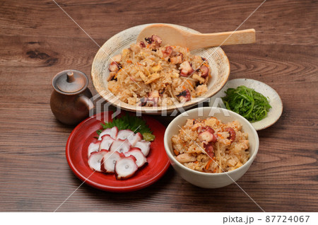 炊き込みご飯(タコ、蛸、たこの炊込みごはん)大葉千切り、タコのお刺身添え。 炊き込みご飯(タコ、蛸、たこの炊込みごはん)大葉千切り、タコのお刺身添え。 87724067