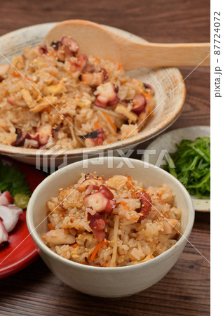 炊き込みご飯（タコ、蛸、たこの炊込みごはん）大葉千切り、タコのお刺身添え。 87724072