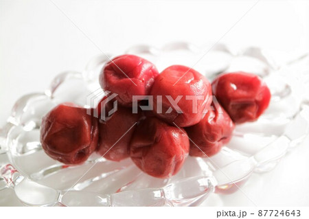 ガラス皿に盛り付けた複数の梅干し 87724643