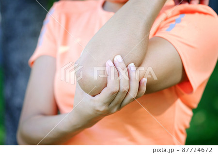 Men use their hands to hold their elbows and He had pain at the elbows. Painful Health and medical concepts Men use their hands to hold their elbows and He had pain at the elbows. Painful Health and medical concepts 87724672