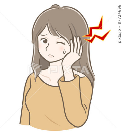 軽い頭痛がするロングヘアの若い女性 87724696