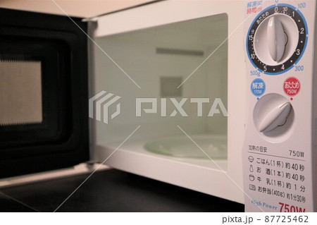 扉を開けた電子レンジ 87725462