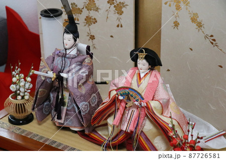 立ち雛人形、雛人形の飾りつけ、準備 87726581