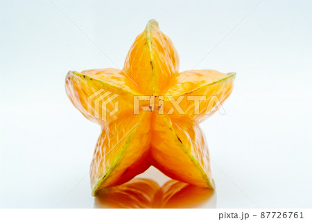 白背景の一つの南国果物のスターフルーツの正面 白背景の一つの南国果物のスターフルーツの正面 87726761
