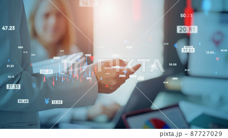 金融ビジネス　ミーティングする多国籍の人々 87727029