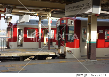 近鉄　伊勢中川駅　それぞれ向かう列車 87727681
