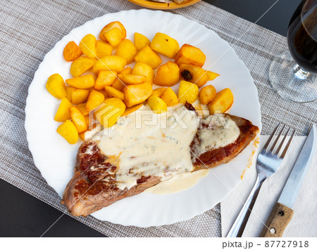 Roquefort veal steak served with fried potato 87727918