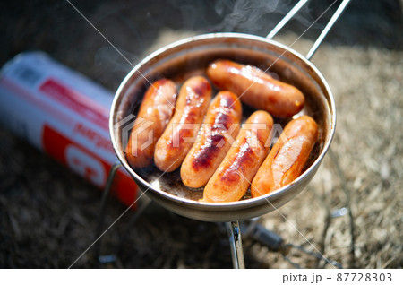 ソーセージを焼く 87728303