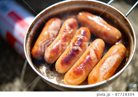 ソーセージを焼く 87728304