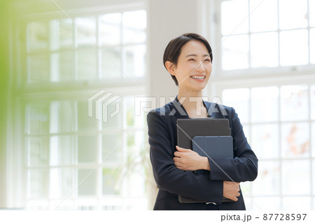 スーツを着た女性 スーツを着た女性 87728597