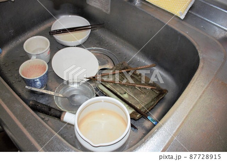 キッチン 汚れているキッチン 料理後 茶碗 キッチン 汚れているキッチン 料理後 茶碗 87728915