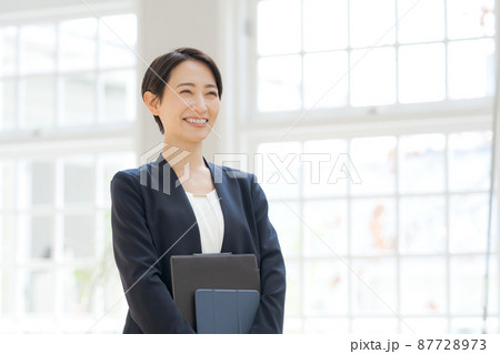 スーツを着た女性 87728973