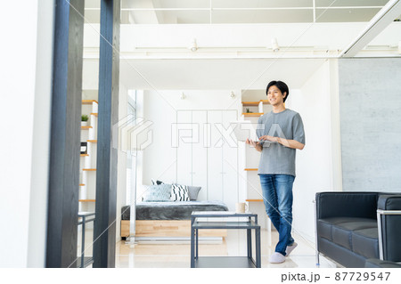 テレワーク　男性　パソコン　リビング　ライフスタイル　カジュアル 87729547