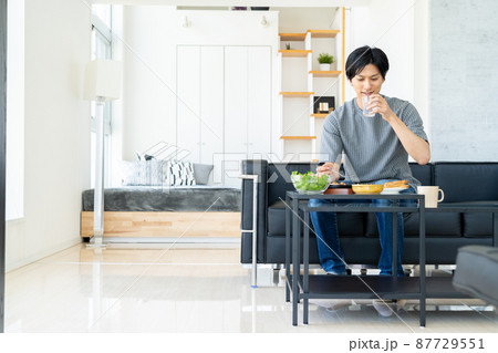 男性　リビング　ライフスタイル　食事　ランチ 87729551