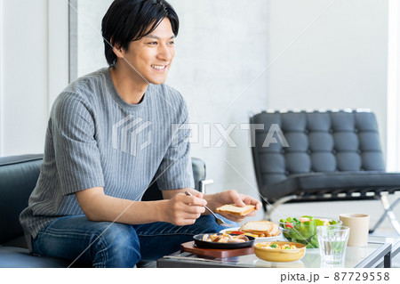 男性　リビング　ライフスタイル　食事　ランチ 87729558