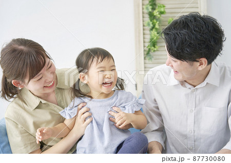 家族 子育て世代 ポートレート リビング 家族 子育て世代 ポートレート リビング 87730080