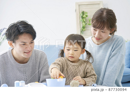幼児　女の子　両親とおままごとで遊ぶ 87730094