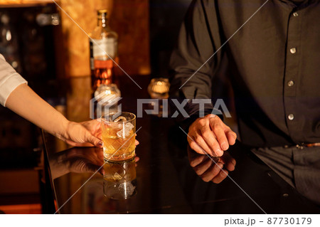 密会する男女 BAR 密会する男女 BAR 87730179