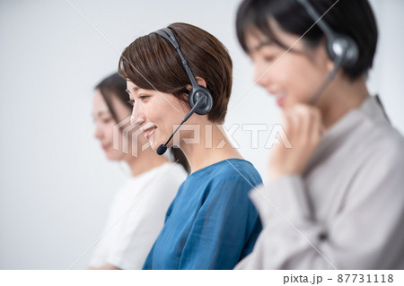 オペレーター　3人　ビジネスウーマン  87731118