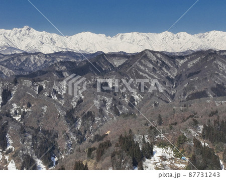 アルプス展望台からの後立山連峰の雄大な眺め 長野県小川村(ドローンによる空撮) アルプス展望台からの後立山連峰の雄大な眺め 長野県小川村(ドローンによる空撮) 87731243