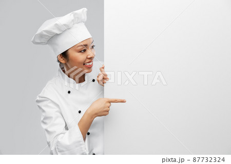 smiling female chef with white board 87732324