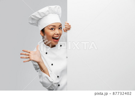 smiling female chef with white board 87732402