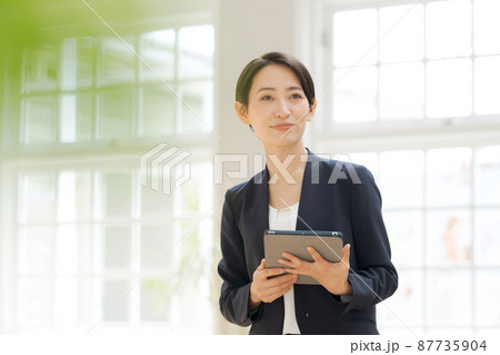 スーツを着た女性 87735904