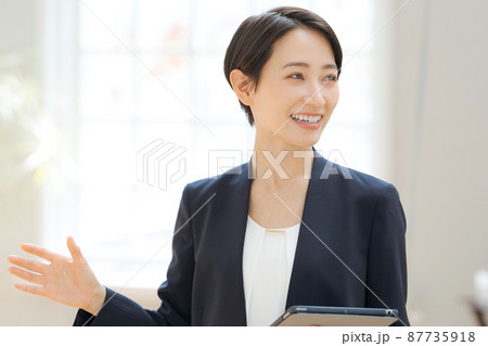 スーツを着た女性 スーツを着た女性 87735918