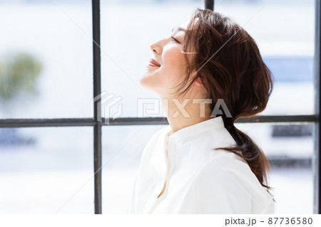窓辺の女性 87736580