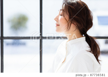 窓辺の女性 窓辺の女性 87736581