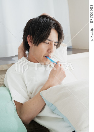 歯磨きをする若い男性 歯磨きをする若い男性 87736903