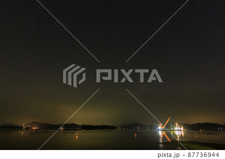 初夏の瀬戸内の星景色　深夜の台船と星空 87736944