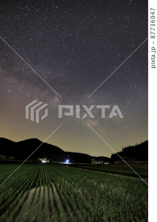 初夏の星景 山里の水田に流れる天の川 初夏の星景 山里の水田に流れる天の川 87736947