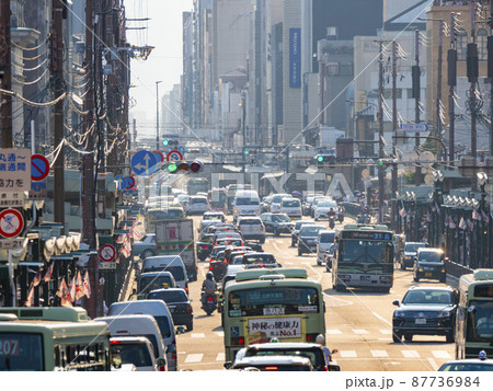 八坂神社から見た四条通 八坂神社から見た四条通 87736984