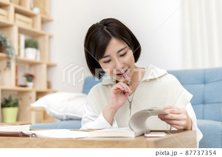 資格の勉強をする若い女性 87737354