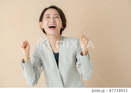 女性 ベージュ ビジネス ガッツポーズ 女性 ベージュ ビジネス ガッツポーズ 87738655