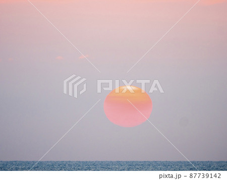 日本海に沈む夕日 日本海に沈む夕日 87739142