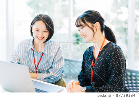 ビジネスウーマン　2名 87739334