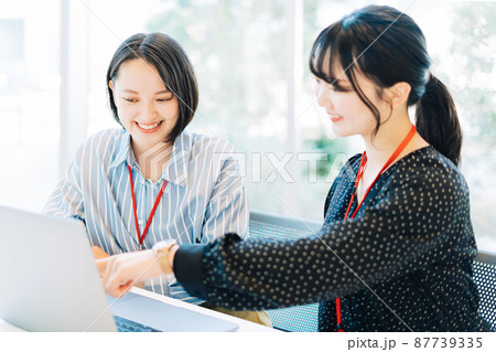 ビジネスウーマン 2名 ビジネスウーマン 2名 87739335