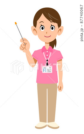 半袖のポロシャツ姿でネームタグを身に着けた女性スタッフの指し棒を持つ様子 87740067