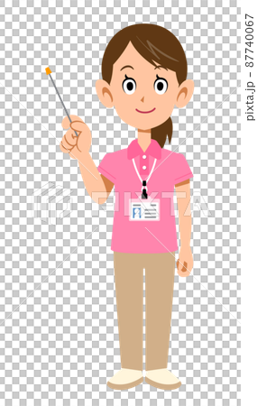 半袖のポロシャツ姿でネームタグを身に着けた女性スタッフの指し棒を持つ様子 87740067