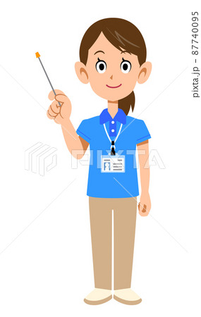 半袖のポロシャツ姿でネームタグを身に着けた女性スタッフの指し棒を持つ様子 87740095