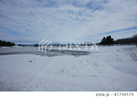 青森県鶴田町津軽富士見湖「鶴の舞橋」日本一長い三連太鼓橋 87740579