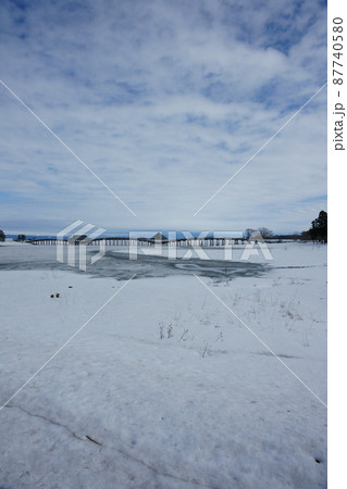 青森県鶴田町津軽富士見湖「鶴の舞橋」日本一長い三連太鼓橋 87740580